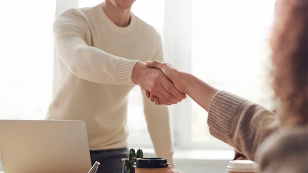 deux personnes se serrant la main